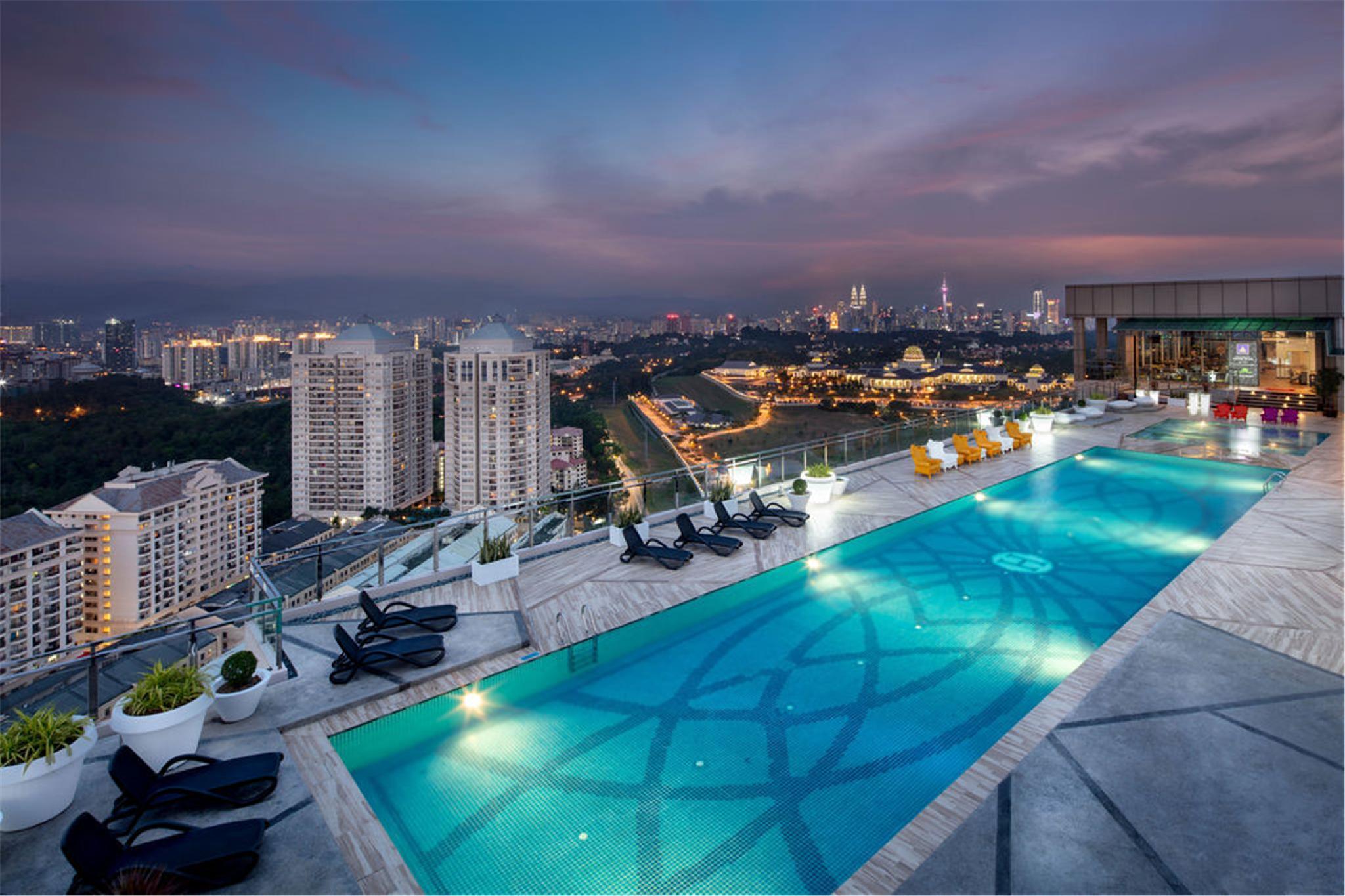 Dorsett Hartamas Kuala Lumpur Hotel Kültér fotó Infinity pool at the rooftop of the hotel